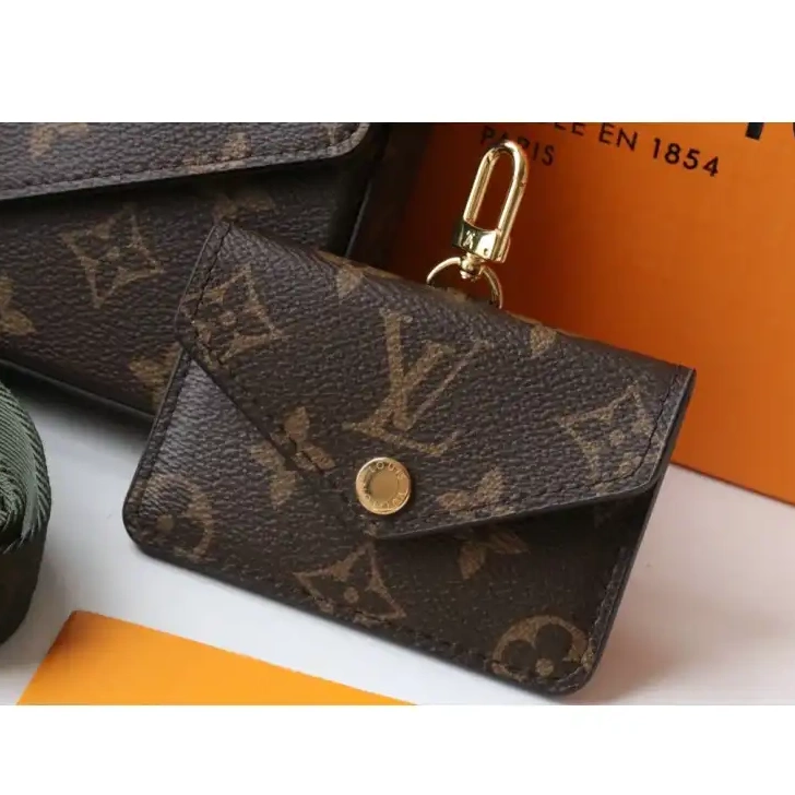 2102SH0012 LV Bags 0731